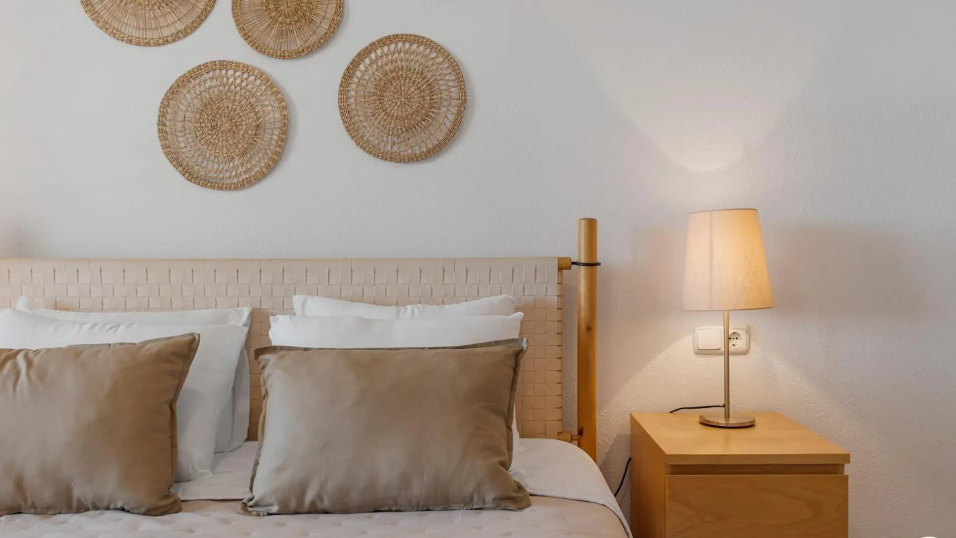 Vivi Homes - Rome Pool, Garden, Golf & Beach Marbella Apartment