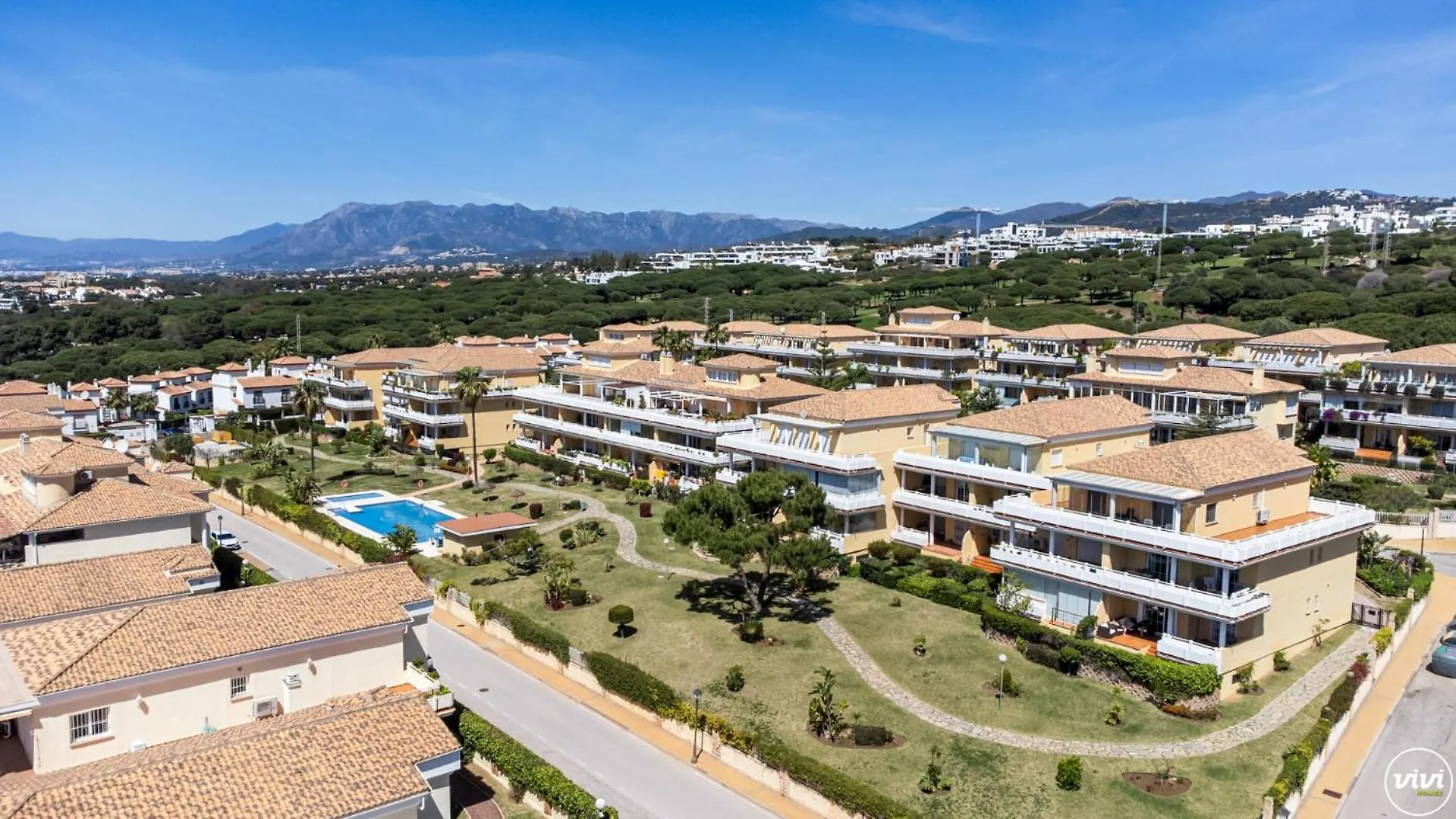 Vivi Homes - Rome Pool, Garden, Golf & Beach Marbella Apartment
