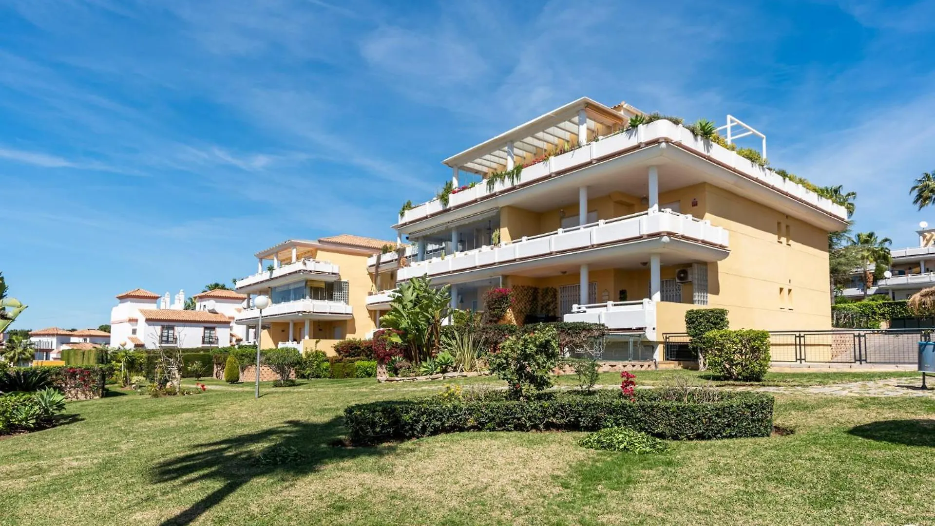 Vivi Homes - Rome Pool, Garden, Golf & Beach Marbella Apartment